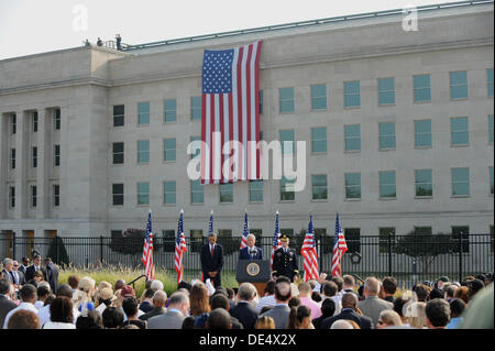 Arlington, Virginia, Stati Uniti d'America. Undicesimo Sep, 2013. Il Presidente degli Stati Uniti Barack Obama il Segretario della Difesa, Chuck Hagel e Presidente del Comune di capi di Stato Maggiore Generale Martin Dempsey osservare un momento durante il dodicesimo anniversario commemorazione del 9/11 attacchi terroristici al Pentagono Memorial al Pentagono a Washington il 11 settembre 2013. Circa 3 mila persone sono state uccise in attacchi a New York e Washington e Shanksville, Pennsylvania. Credito: Pat Benic / Pool via CNP Credito: dpa picture alliance/Alamy Live News Foto Stock