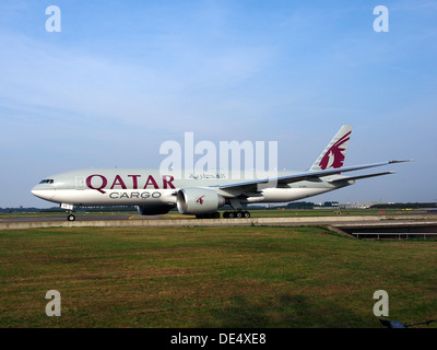 Il Boeing 777-FDZ Qatar Airways Cargo, con registrazione A7-BFE, è un aeromobile cargo a fusoliera larga progettato per il trasporto merci a lungo raggio. Viene utilizzato per la logistica globale e per i servizi di trasporto aereo di merci. Foto Stock