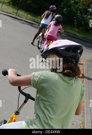 4a scuola del grado schildren pratica sulle biciclette come comportarsi nel traffico stradale presso i giovani - il traffico del centro di formazione a Berlino, Germania, 22 agosto 2013. La polizia le guide di consigliare i bambini su come comportarsi nel traffico in condizioni simulate. Foto: Jens Kalaene Foto Stock