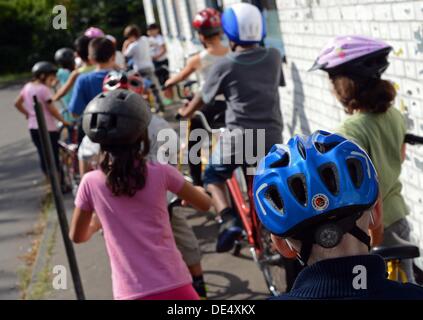 4a scuola del grado schildren pratica sulle biciclette come comportarsi nel traffico stradale presso i giovani - il traffico del centro di formazione a Berlino, Germania, 22 agosto 2013. La polizia le guide di consigliare i bambini su come comportarsi nel traffico in condizioni simulate. Foto: Jens Kalaene Foto Stock