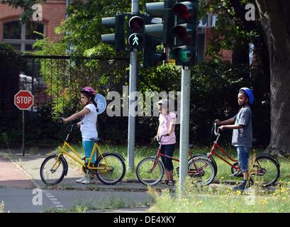 4a scuola del grado schildren pratica sulle biciclette come comportarsi nel traffico stradale presso i giovani - il traffico del centro di formazione a Berlino, Germania, 22 agosto 2013. La polizia le guide di consigliare i bambini su come comportarsi nel traffico in condizioni simulate. Foto: Jens Kalaene Foto Stock