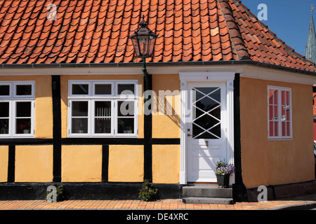 Giallo casa in legno e muratura in Roenne su Bornholm, Danimarca Foto Stock