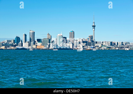 Auckland Central Business District, Auckland CBD e Skytower visto da Bayswater, Bayswater, Auckland, Regione di Auckland Foto Stock