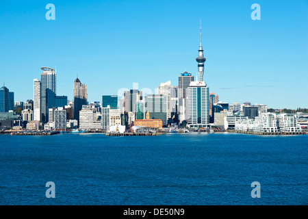 Auckland Central Business District, Auckland CBD e Sky Tower vista da Bayswater, Bayswater, Auckland, Regione di Auckland Foto Stock