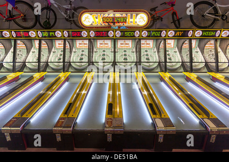 Una ski-palla in gioco un par di divertimento arcade su un oceano boardwalk. Foto Stock
