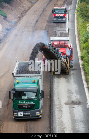 Lavori stradali, sull'autostrada A52, Essen, Germania. Rimozione del manto di asfalto con un cutter, poi di nuovo, asfalto poroso viene applicato. Foto Stock