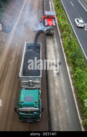 Lavori stradali, sull'autostrada A52, Essen, Germania. Rimozione del manto di asfalto con un cutter, poi di nuovo, asfalto poroso viene applicato. Foto Stock