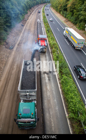 Lavori stradali, sull'autostrada A52, Essen, Germania. Rimozione del manto di asfalto con un cutter, poi di nuovo, asfalto poroso viene applicato. Foto Stock