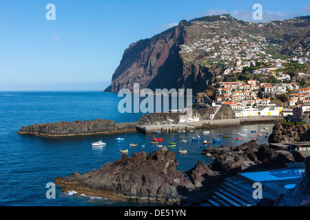 Vista sopra la città di Porto de Câmara de Lobos, Porto de Câmara de Lobos, Câmara de Lobos, Madeira, Portogallo Foto Stock