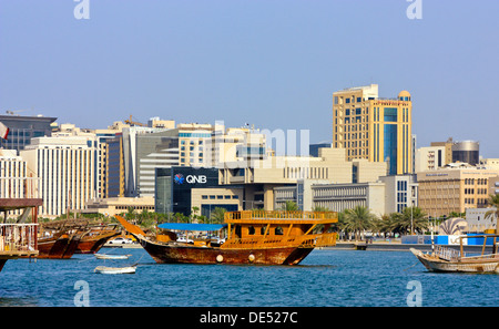 Vista su tutta la baia di Doha verso il distretto bancario, Doha, Qatar Foto Stock