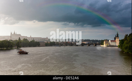 Il fiume Moldava durante una tempesta e la pioggia, Charles Bridge sul retro, Malá Strana, Praga, Repubblica Ceca Foto Stock