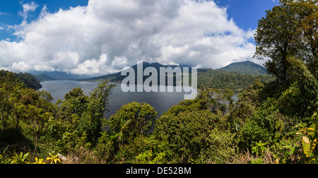 Danau Buyan, Lago Bratan, il lago di Monte Santo, Bali, Banjar Asahpanji, Banjar, Bali, Indonesia Foto Stock