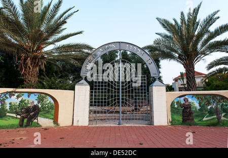 I cancelli di ingresso al 'Barone Garden' in memoria del barone Edmond de Rothschild, in Mazkeret Batya, Israele Foto Stock