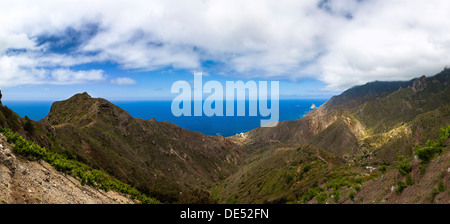 Scogliere nelle montagne di Anaga vicino al villaggio di Taganana, Azano, Almáciga, Tenerife, Isole Canarie, Spagna Foto Stock