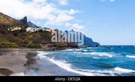 Scogliere nelle montagne di Anaga con la Playa de Roque de las Bodegas beach, Almáciga, Almáciga, Tenerife, Isole Canarie Foto Stock