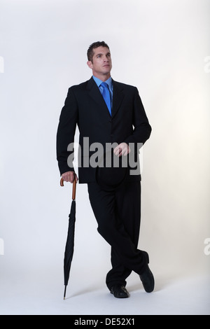 Stile classico imprenditore con un'azienda un Bowler cappello e ombrello Foto Stock