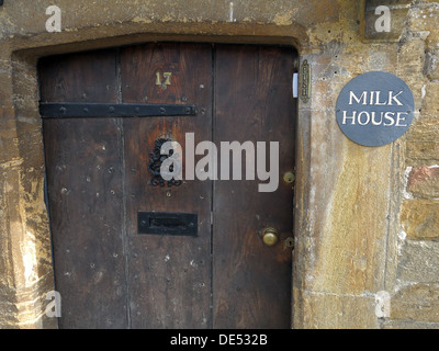 Casa del latte,17,porta, Montecute, Somerset, Inghilterra, Regno Unito Foto Stock