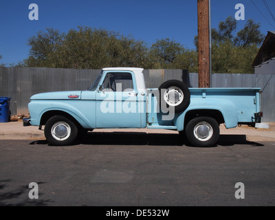 Flatbed antichi Ford pick-up truck parcheggiato in El Barrio storico distretto di Tucson, Arizona, Stati Uniti d'America Foto Stock