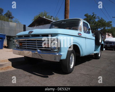 Flatbed antichi Ford pick-up truck parcheggiato in El Barrio storico distretto di Tucson, Arizona, Stati Uniti d'America Foto Stock