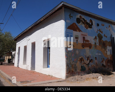 I religiosi murale dipinto sul lato della casa Adobe in El Barrio storico distretto di Tucson, Arizona, Stati Uniti d'America Foto Stock