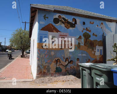 I religiosi murale dipinto sul lato della casa Adobe in El Barrio storico distretto di Tucson, Arizona, Stati Uniti d'America Foto Stock