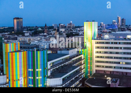 Skyline di Essen, in Germania, al tramonto. Edifici universitari di fronte. Foto Stock