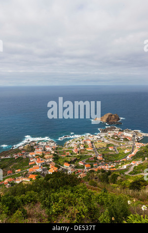 Vista sul Porto Moinz, Lanceiros, Porto Moniz, Madeira, Portogallo Foto Stock