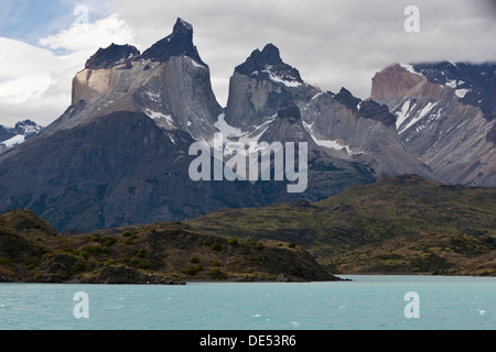 Vista dei picchi scuri del Cuernos del Paine montagne di granito, Parco Nazionale Torres del Paine, lago Pehoe, regione di Magallanes Foto Stock