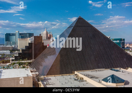 Una vista del Hotel Luxor e alcuni degli alberghi di Las Vegas su 'Strip' da una stanza di un hotel vicino al Mandalay Bay Hotel. Foto Stock