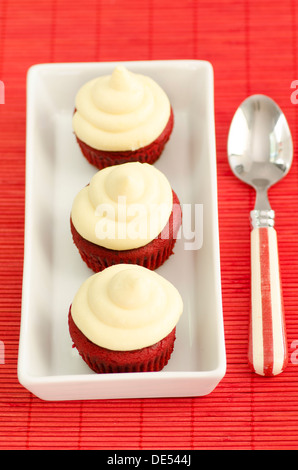 Bianco quadrato piatto con tre tortine con topping Foto Stock