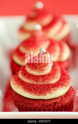 Rosso Deliziose tortine con una spirale fatta di crema di latte Foto Stock