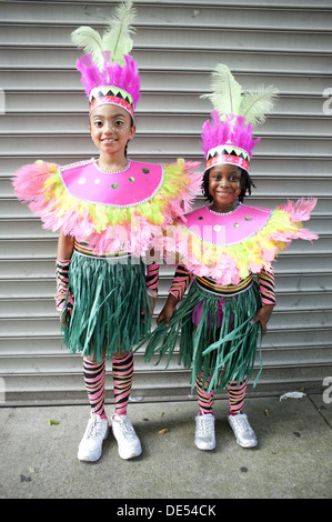 2012 West Indian/Caraibi Kiddies parade, Crown Heights. Ritratto di ragazze in costume. Foto Stock