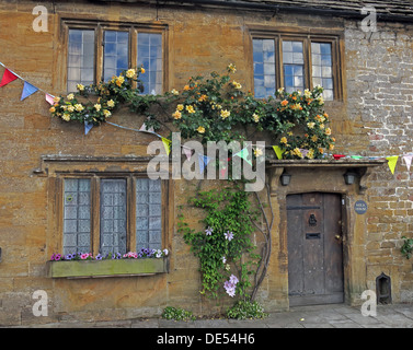 Casa di latte, Montecute Village,South Somerset, Inghilterra,UK con rose rampicanti Foto Stock