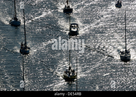 Barche a vela e motoscafi in luce posteriore Foto Stock