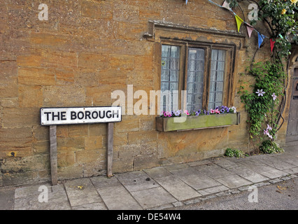 The Borough Square, villaggio di Montecute, vicino a Yeovil, Somerset del Sud, Inghilterra, REGNO UNITO, TA15 6XB Foto Stock