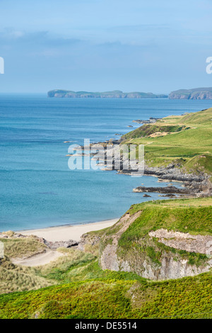 Guardando verso il basso la linguetta di Baia con le isole di coniglio all'orizzonte, Sutherland, Scozia, Gran Bretagna, Europa Foto Stock