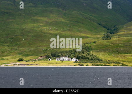 Vista sul Loch più negli Altipiani con il Aultanrynie Hotel, Sutherland, Scotland, Regno Unito, Europa Foto Stock