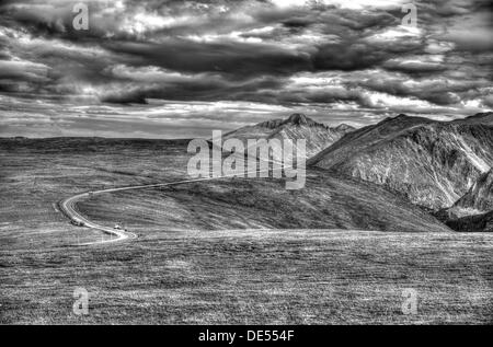 B&W "artistico" interpretazione di Trail Ridge Road, il più alto lastricata attraverso la strada negli Stati Uniti, nel Parco Nazionale delle Montagne Rocciose. Foto Stock