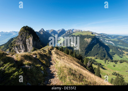 Vista delle Alpi Appenzell come visto da geologiche il sentiero di montagna, lago Saemtisersee al di sotto del cantone di Appenzell Inner-Rhodes Foto Stock