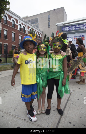 West Indian, dei Caraibi Kiddies Parade & festival che si terrà il sabato prima della Festa del Lavoro West Indian Parade di Brooklyn, NY Foto Stock