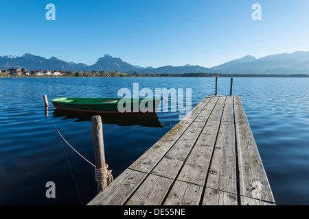 Barca a remi con pontile sulla riva del Lago Hopfensee vicino a Füssen, Ostallgaeu regione, Allgaeu, Bavaria Foto Stock