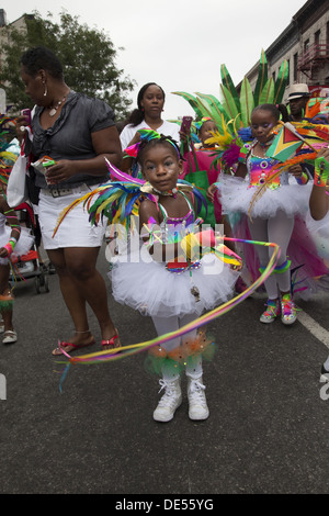 West Indian, dei Caraibi Kiddies Parade & festival che si terrà il sabato prima della Festa del Lavoro West Indian Parade di Brooklyn, NY Foto Stock