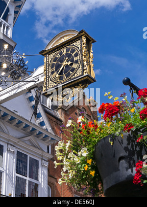 Guildhall orologio datato 1683 con molla appesa cesto fiorito fiori in primo piano Guildford High Street Surrey UK Foto Stock