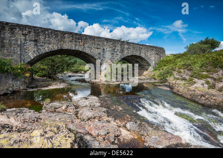 Un antico ponte in pietra attraverso il Strath Beag River, Polla, altipiani, Scotland, Regno Unito Foto Stock