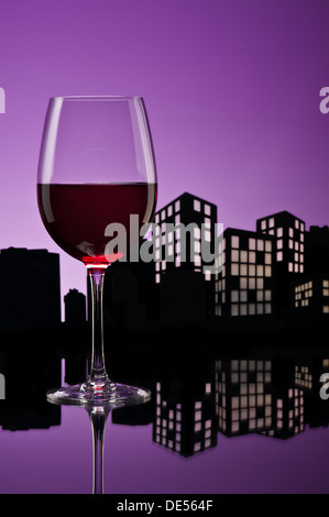 Il Metropolis vino rosso nella skyline della città impostazione Foto Stock