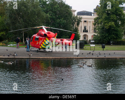 Londra, Regno Unito. Undicesimo Sep, 2013. London's Air Ambulance, noto anche come orli di Londra (elicottero il servizio di emergenza medica), terre in Regent's Park in risposta a un incidente feriti in Baker Street il 11 settembre 2013. Regent's Park è uno dei suoi designati zone di sbarco a Londra. © PD Amedzro/Alamy Live News Foto Stock