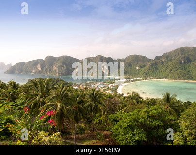 Vista dell'isola di Ko Phi Phi Don, Provincia di Krabi, sul Mare delle Andamane, Thailandia, Asia Foto Stock