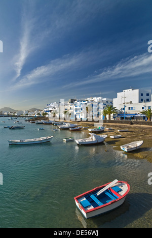 ARRECIFE LANZAROTE El Charco de San Gines, una pittoresca insenatura nel centro di Arrecife, con barche al di ancoraggio e ristoranti Lanzarote isole Canarie Foto Stock