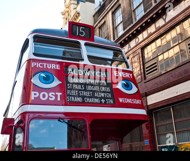 Centro storico 1940 tradizionale restaurata UK bus rosso a due piani, con tempo di guerra i manifesti pubblicitari per Immagine Post magazine Foto Stock