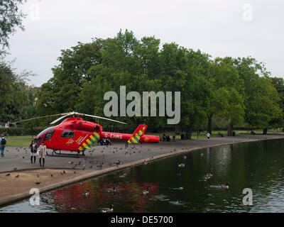Londra, Regno Unito. Undicesimo Sep, 2013. London's Air Ambulance, noto anche come orli di Londra (elicottero il servizio di emergenza medica), terre in Regent's Park in risposta a un incidente feriti in Baker Street il 11 settembre 2013. Regent's Park è uno dei suoi designati zone di sbarco a Londra. © PD Amedzro/Alamy Live News Foto Stock